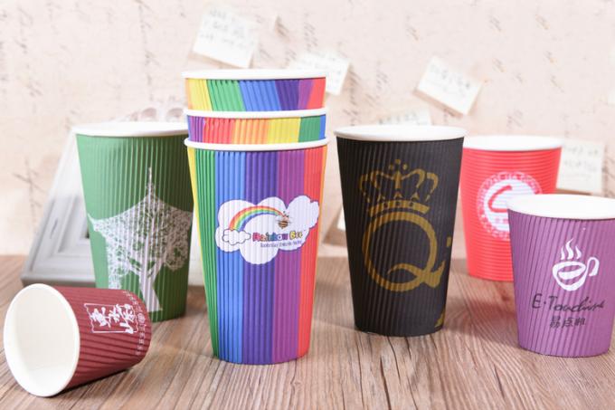 El partido impreso logotipo de encargo del café ahueca las tazas de consumición del papel con las cubiertas plásticas