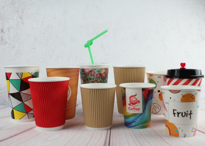 El rojo/el negro personalizó las tazas de café disponibles de encargo aisladas de las tazas de papel
