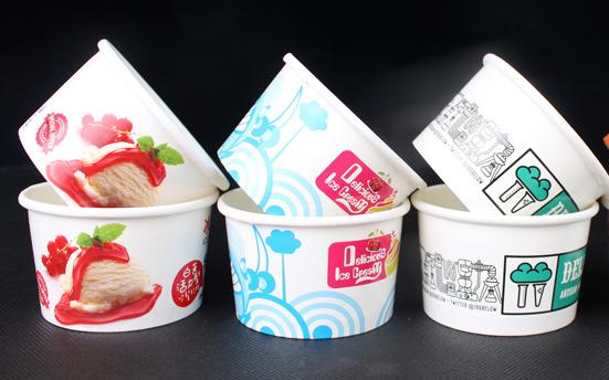 El helado disponible ahueca las tazas de Gelato con las cubiertas y las cucharas