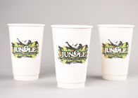Tome las tazas de papel hacia fuera aisladas con las tapas, impresión disponible del logotipo de las tazas del café express