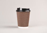 Saque las tazas triples de la pared con las tapas, tazas de café de papel de la ondulación para la consumición caliente