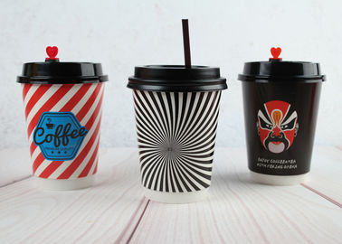 Tazas impresas pared doble aisladas disponibles de las tazas de café con las tapas