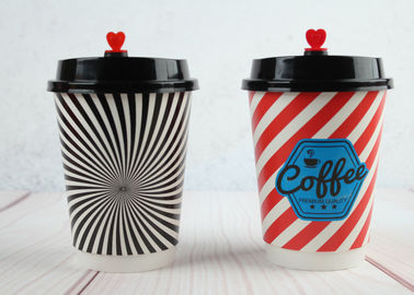 La aduana doble hermosa de la pared imprimió las tazas de papel aisló las tazas de papel con las tapas del café