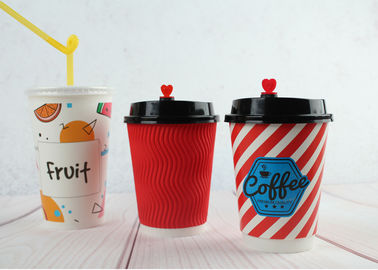 La aduana imprimió las tazas de café/las tazas calientes aisladas de las tazas/jugo de la bebida